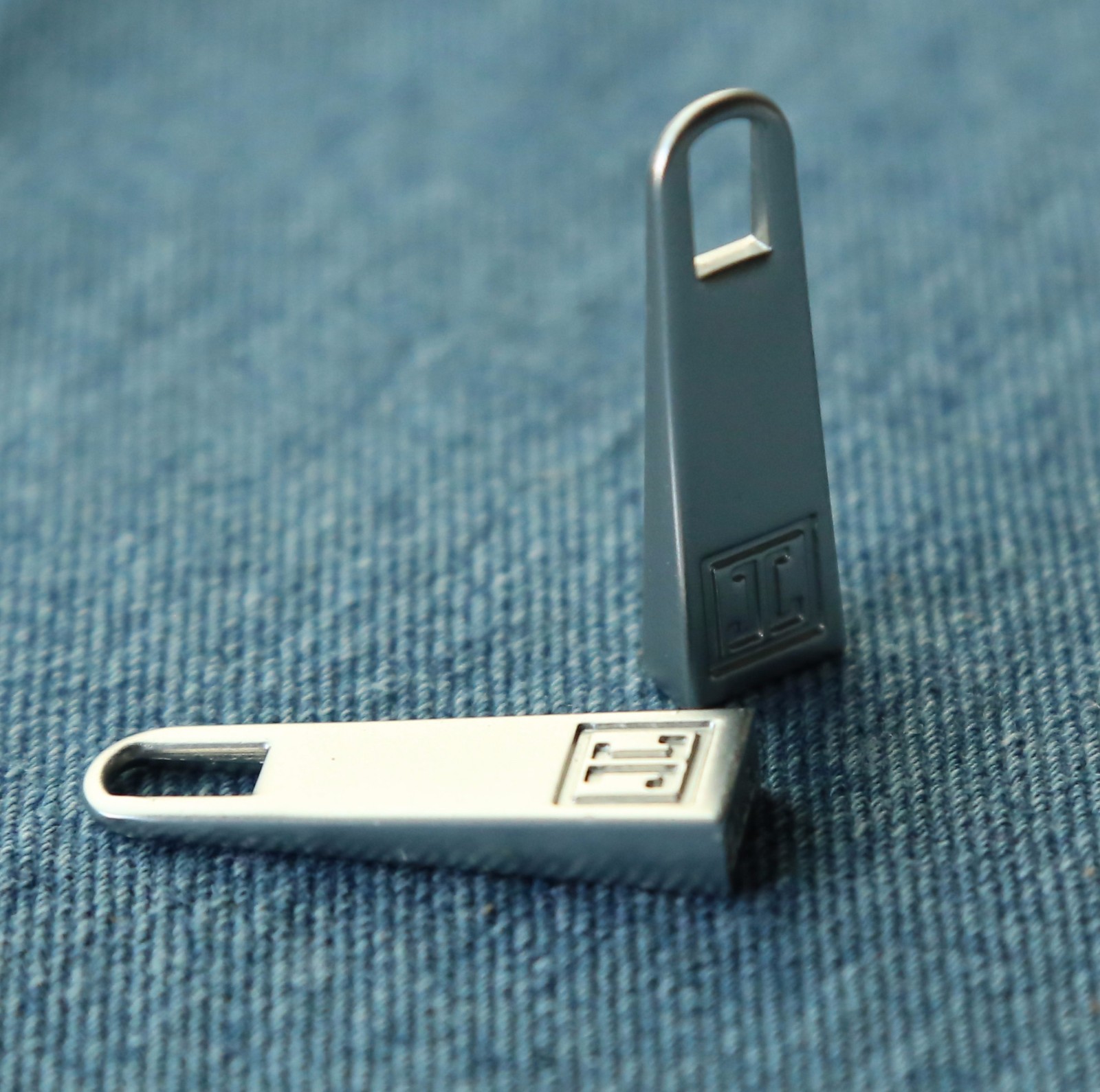 Engraved Logo Metallic Zipper Puller